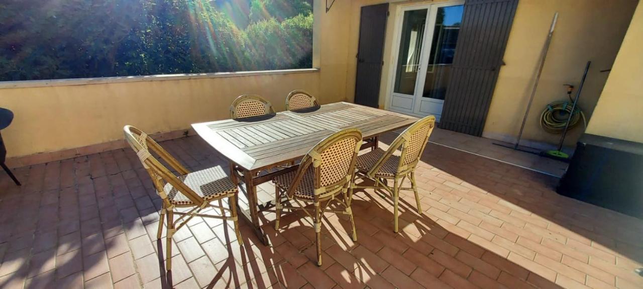 Chambre Avec Terrasse Apartment Sarrians Exterior foto